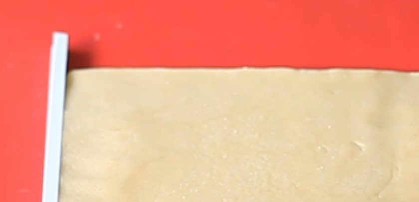 1. Этап. Праздничное печенье: 3. Белую часть теста раскатайте в виде прямоугольника толщиной 1 см. Так же раскатайте красный прямоугольник, сложите их вместе и сверните в рулет. Оставшиеся половинки теста скатайте в форме цилиндра.