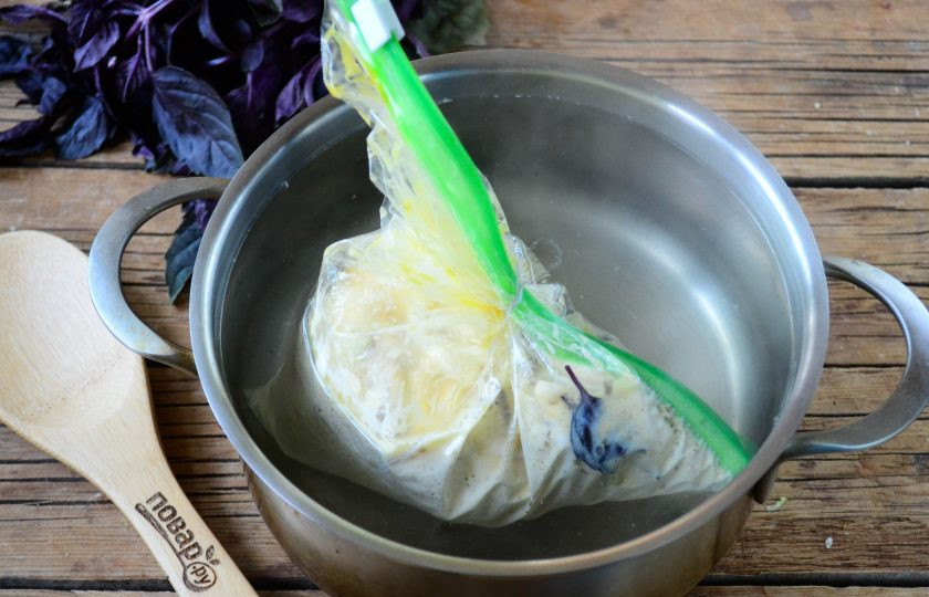 1. Этап. Воздушный омлет в пакете: Воду (примерно 1,5 л) доведите до кипения. Отправьте в нее пакет с яичной массой и варите на медленном огне 6-8 минут, затем переверните пакет и варите еще столько же.