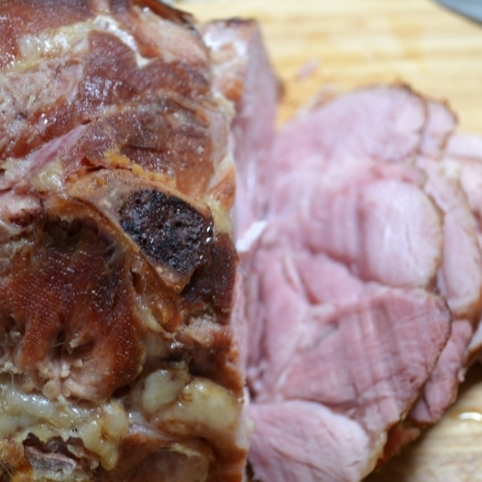 1. Этап. Ветчина, запеченная куском: Нарезаем на кусочки и подаем в теплом виде. Приятного аппетита!