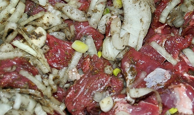 1. Этап. Шашлык из говяжьей вырезки: 5. Добавьте мясо и аккуратно все перемешайте. Если лук суховат, можно добавить пару ложек воды. Накройте и уберите в холодильник, чтобы мясо промариновалось.