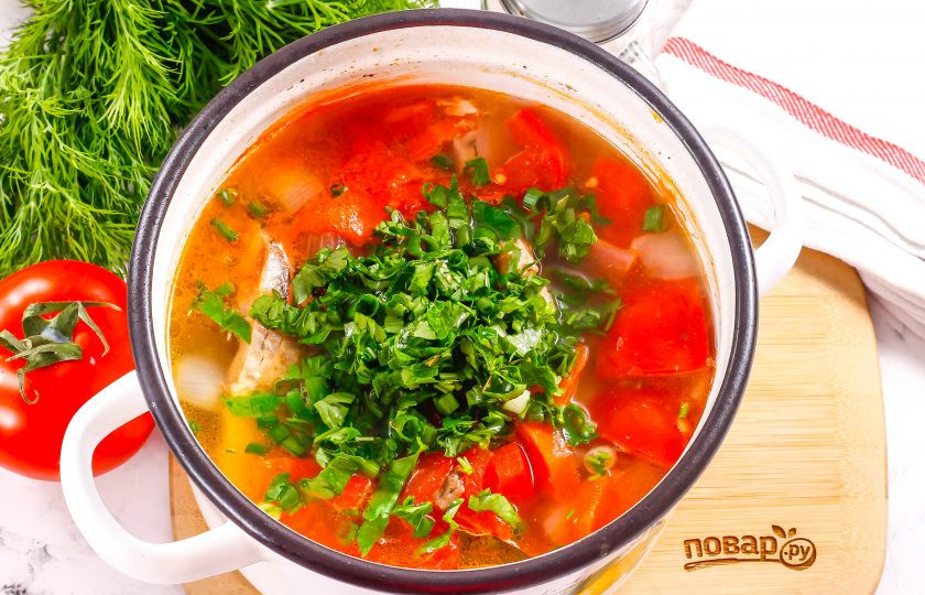 1. Этап. Уха из петуха: Поперчите уху. Промойте свежую зелень петрушки или сельдерея, добавьте в емкость. Спрессуйте зубчик чеснока, заранее его очистив и промыв.