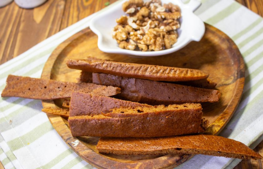 1. Этап. Медовик без сахара: Края у коржей срежьте.