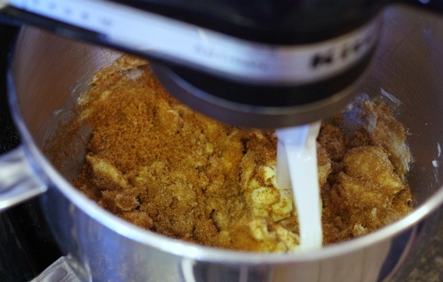 1. Этап. Овсяный десерт с вишней и шоколадом: 1. Первым делом включите духовку, пусть разогревается до 180 градусов. Размягченное сливочное масло взбейте до пышности с белым и коричневым сахаром.