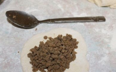 1. Этап. Пирожки с печенью в духовке: 8. Выложить небольшое количество начинки и аккуратно слепить пирожки.