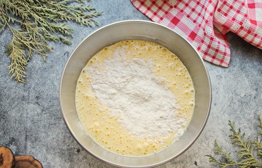 1. Этап. Пирожное Эскимо: Муку соедините с разрыхлителем, просейте в яичную массу и аккуратно замесите воздушное, однородное тесто.