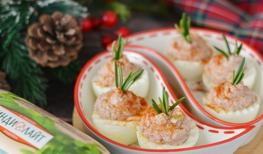 1. Этап. Яйца, фаршированные ветчиной: Для декора я присыпала фаршированные яйца паприкой и украсила розмарином.