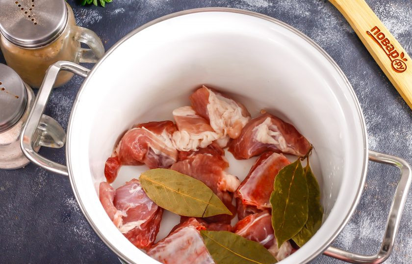 1. Этап. Суп Наваристый: Промойте мясо в воде, срежьте жилы и пленки. Нарежьте ребрышки порционно и выложите в кастрюлю. Добавьте лавровые листья. Влейте горячую воду и поместите емкость на плиту. Отварите в течение 30 минут, удаляя образовавшуюся пену.