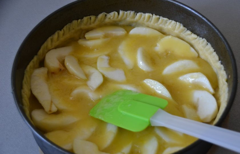 1. Этап. Грушевый пирог с карамельной заливкой: Залейте горячей жидкой карамелью, поставьте выпекаться в духовку при температуре 180 градусов на 20 минут.