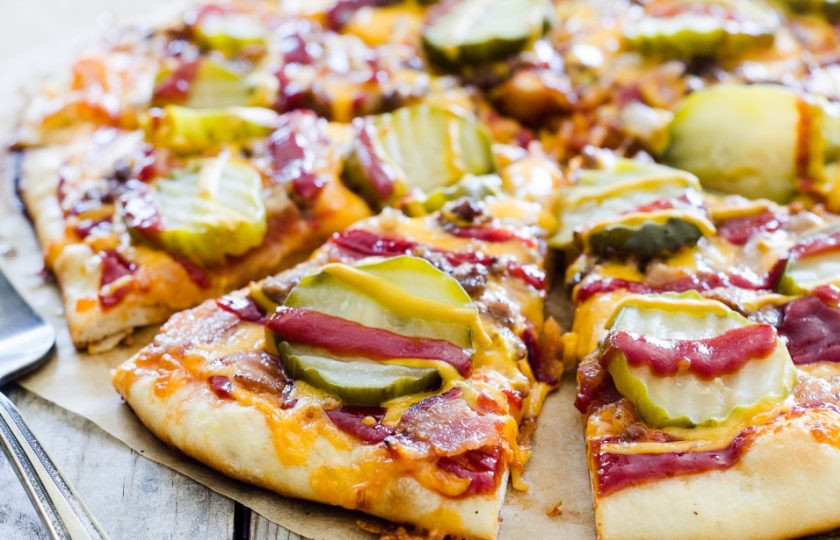 1. Этап. Начинка для пиццы с фаршем: 10. Переложите готовую пиццу на стол и разрежьте ее кусочками. Приятного аппетита!