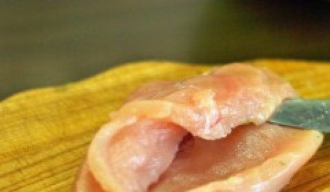 1. Этап. Oладьи из кабачков с фаршем: Куриную грудку моем, режем на небольшие куски и пропускаем через мясорубку. Затем добавляем специи для курицы и оставляем на 30 минут мариноваться.