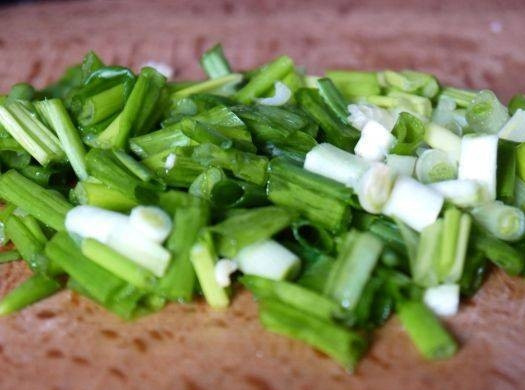 1. Этап. Салат из фасоли стручковой: Зелёный лук и другую зелень промойте. Затем мелко нашинкуйте.