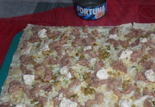 1. Этап. Рулет из лаваша Новогодний: С помощью ложки хаотично выкладываем отложенный майонезно-горчичный соус.