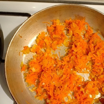 1. Этап. Суп с клецками на курином бульоне: Обжарить лук с морковкой в небольшом количестве растительного масла.