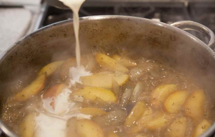 1. Этап. Куриные окорока с соусом: 8. Добавьте в сковороду сливки, по вкусу посолите и выключите огонь.