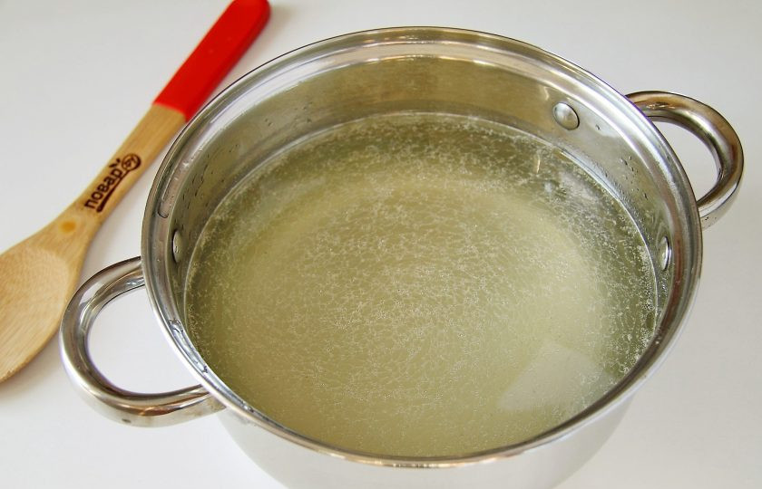 1. Этап. Суп с рисом и кабачком: Налейте в кастрюлю воду или куриный бульон. Добавьте соль по вкусу и доведите до кипения.