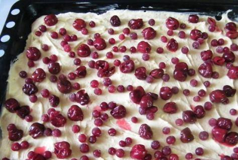 1. Этап. Заливной ягодный пирог: 3. Выкладываем ягоды (любые по вкусу), отправляем пирог в разогретую до 190 градусов духовку.