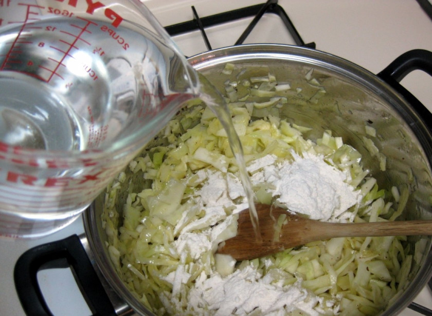 1. Этап. Постный суп из капусты: 4. Перемешайте, накройте крышкой и тушите в течение получаса на средне-медленном огне, периодически помешивайте.