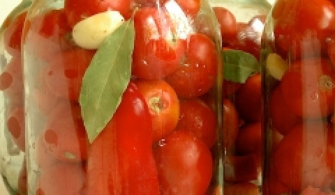 1. Этап. Засолка помидоров с луком на зиму: 2. Каждый помидор протыкаем зубочисткой в зоне плодоножки - это поможет шкурке не лопнуть. Выкладываем в банку, заливаем кипятком, оставим на 15 минут. Затем воду сливаем, заливаем новый кипяток. Повторим процедуру три раза.