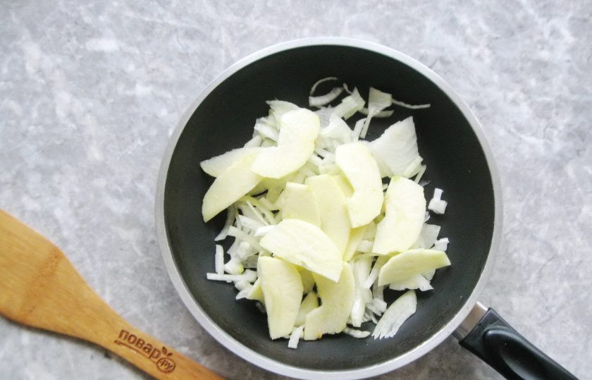 1. Этап. Куриная печень с луком и белым вином: Яблоко помойте, очистите и нарежьте пластинками. Добавьте к луку. Тушите 4-5 минут, перемешивая.