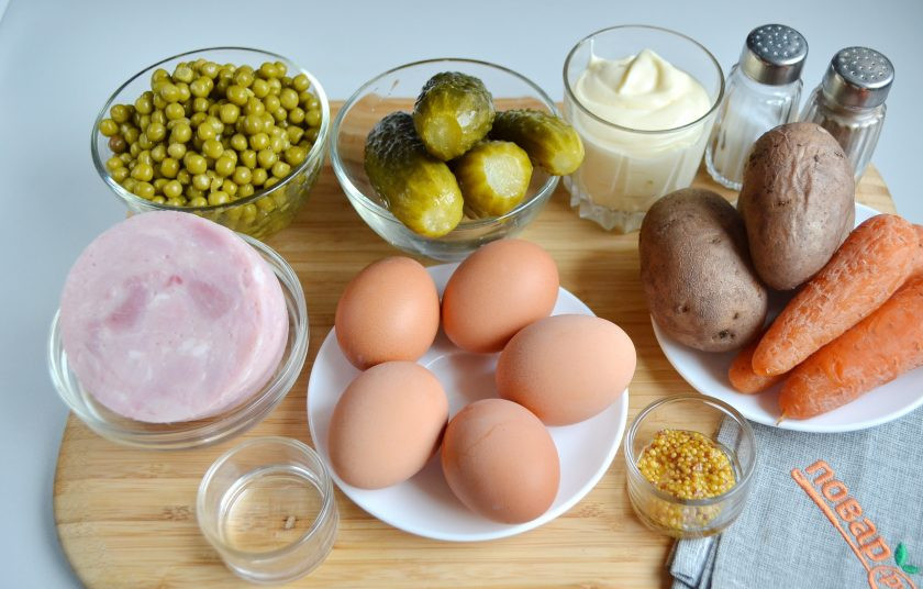 1. Этап. Русский салат Оливье: 1. Подготовьте продукты. Отварите картофель, морковь, яйца, остудите и очистите. С горошка слейте жидкость.