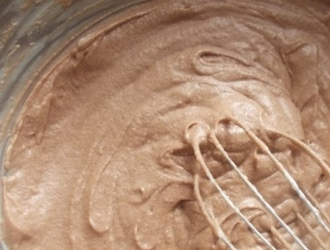 1. Этап. Домашний торт Пьяная вишня: Взбиваем до однородности.