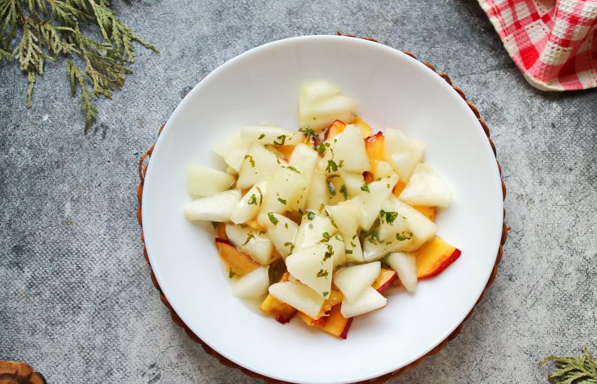 1. Этап. Салат из дыни и нектарина: Заправьте салат соусом, перемешайте и подавайте к столу.