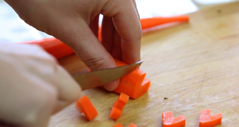 1. Этап. Куриный суп с лапшой по-итальянски: 4. А очищенную морковь нашинкуйте кружками, по желанию сделайте оформление сердечками.