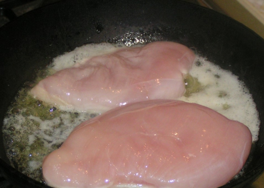 1. Этап. Курица с грибами на сковороде: 1. Каждую куриную грудку разрезаем пополам. Удаляем лишние пленочки и жир. В сковороде растапливаем сливочное масло, и обжарим кусочки грудки. Солим и перчим по вкусу.