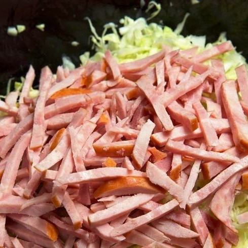 1. Этап. Салат Днестр: Смешиваем колбасу и капусту.