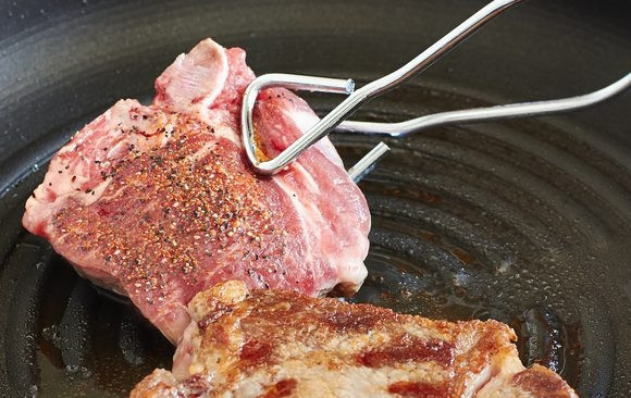 1. Этап. Стейк из лопатки мраморной говядины: 4. Обжаривайте стейк сначала с одной стороны 1-2 минуты, затем на второй стороне. Переворачивайте мясо каждые 15 секунд.