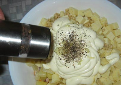 1. Этап. Салат с ананасом, курицей и сыром: Кладем майонез, на него выдавливаем пару зубчиков чеснока (здесь на ваше усмотрение, можно один зубчик, а можно и четыре-пять). Посыпаем свежемолотым черным перчиком.