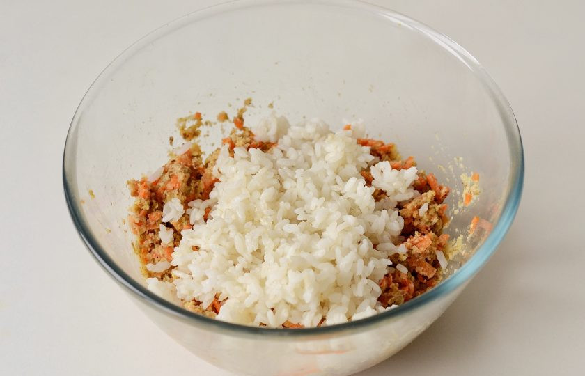 1. Этап. Ленивые вегетарианские голубцы: Добавьте рис, снова перемешайте.