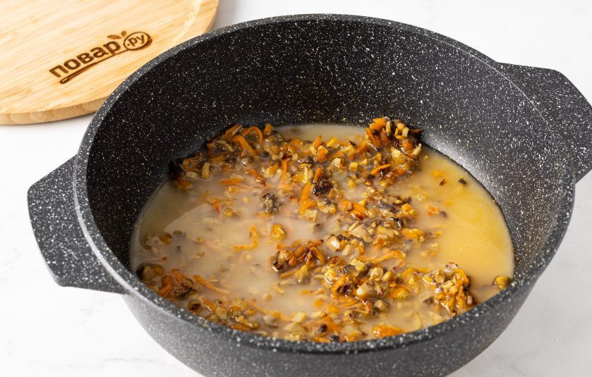 1. Этап. Грибная подлива из шампиньонов: Влейте разведенную муку в сковороду. Посолите и поперчите. Доведите до кипения и тушите 10 минут под крышкой.