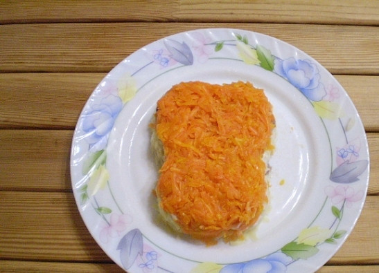 1. Этап. Селедка под шубой в виде обезьянки: Далее — слой тертой моркови, майонез, соль, перец.