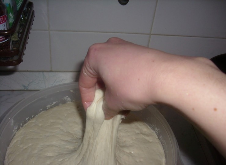 1. Этап. Пончики в сахаре: 5. Отрывая небольшие кусочки теста, опустите их в глубокую сковороду с горячим маслом.