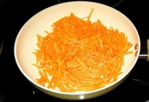 1. Этап. Рисовая запеканка с курицей: Натрите на крупной терке морковь, обжарьте в растительном масле.