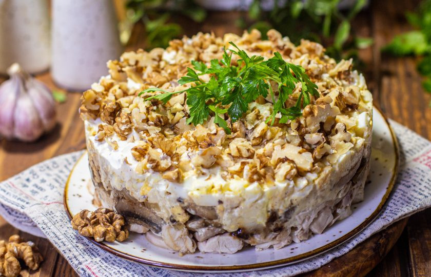 1. Этап. Салат с курицей, грибами и грецким орехом: Достаньте салат, снимите аккуратно кольцо и подавайте салат к столу. Приятного аппетита!