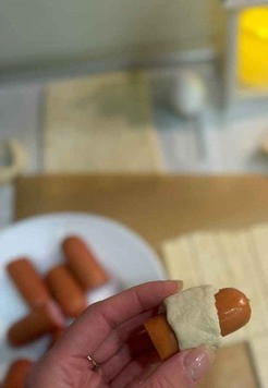 1. Этап. Универсальный веночек: Сосиски предварительно слегка отварить. Разрезать каждую пополам и обмотать тестом, как на фото