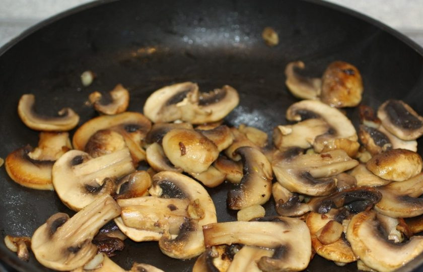 1. Этап. Салат из баклажана: 3. Нарезаем тонкими слайсами шампиньоны и тоже обжариваем их до румяного цвета.