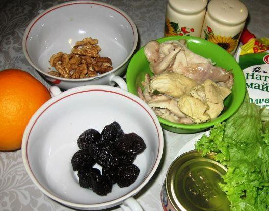1. Этап. Салат Черная курица: 1. Подготовим ингредиенты. Апельсин очищаем от кожуры, семечек и белых волокон. Чернослив заливаем кипятком, а когда распарится, измельчим. Курицу режем кубиками.
