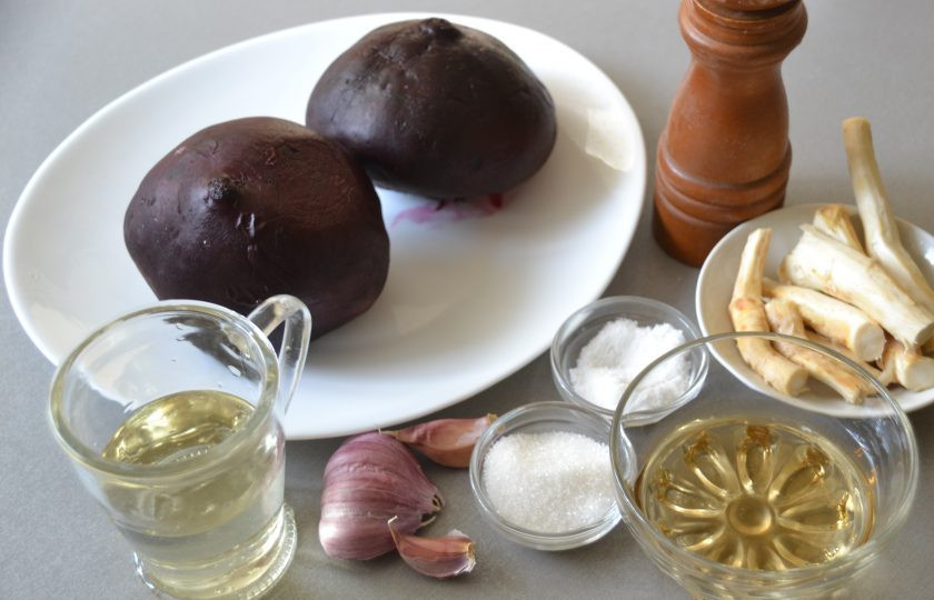 1. Этап. Свекла с хреном и чесноком: Подготовьте ингредиенты, свеклу лучше отварить заранее.