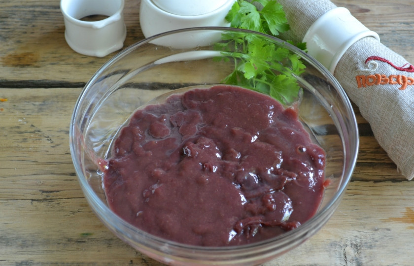 1. Этап. Печеночный торт: 2. Печень пропустите через нож мясорубки или измельчите в блендере.