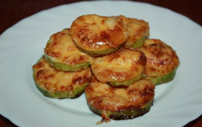 1. Этап. Жареные кабачки в кляре с сыром: При помощи блендера измельчаем сыр. Присыпаем им практически обжаренные кабачки и доводим до готовности под крышкой. Нужно, чтобы сыр расплавился. Приятного аппетита!