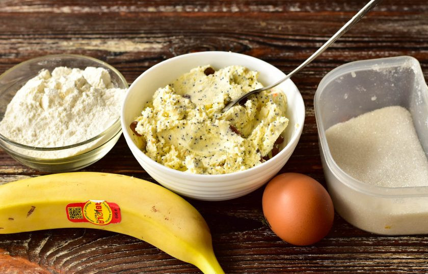 1. Этап. Ленивые вареники с бананом: Подготовьте ингредиенты.