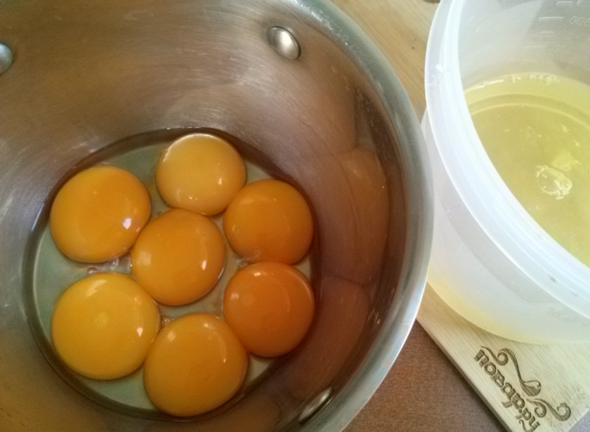 1. Этап. Птичье молоко (торт): Для крема отделите желтки от белков. Белки поставьте в холодильник.