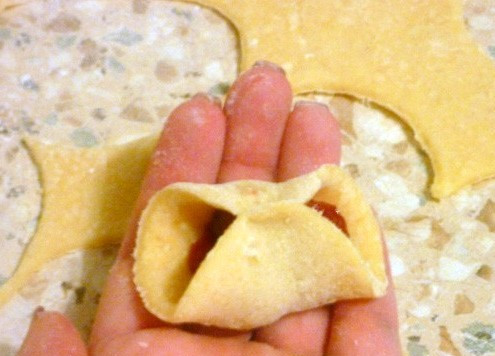 1. Этап. Вареники на пару в мультиварке: На кружочки выкладываем свою любимую начинку, скрепляем края теста и лепим вареники.