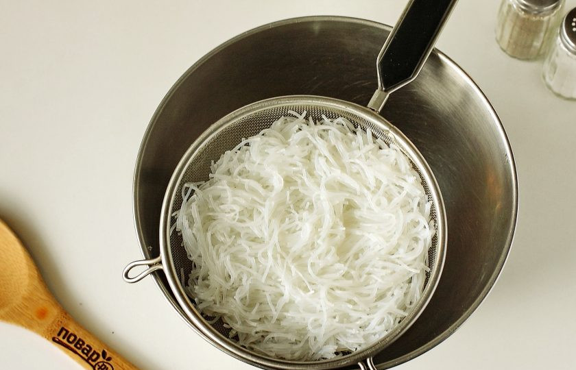 1. Этап. Грибной суп с фунчозой: Фунчозу обдайте кипятком и промойте под холодной водой, после чего нарежьте кухонными ножницами для удобства поедания.