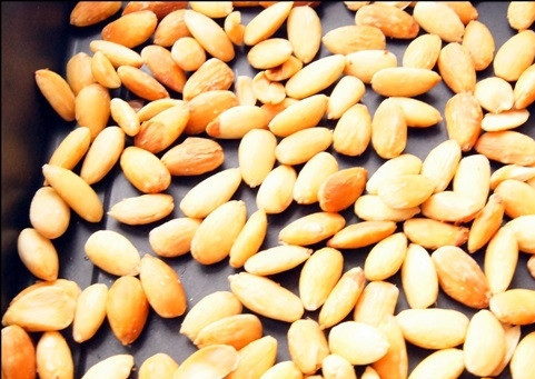 1. Этап. Итальянские конфеты: 2. Миндаль очищаем и подсушиваем на сковороде, в духовке или воспользуемся микроволновой печью. Главное не пережарить, иначе орехи станут горькими.