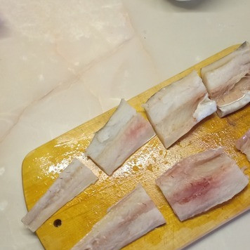 1. Этап. Минтай, запеченный в духовке: Филе рыбы нарезать порционными кусочками. Можно просто разделить на филе и запечь так.