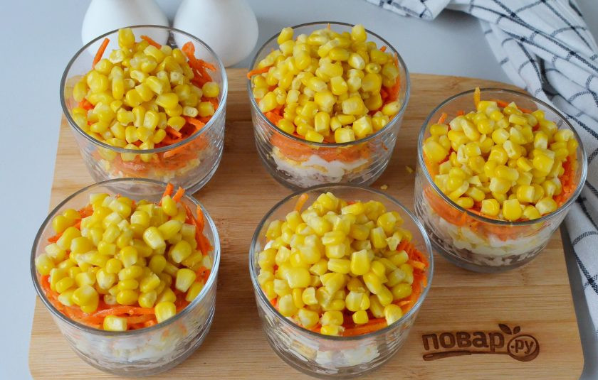 1. Этап. Новогодний слоеный салат: Далее слой кукурузы.